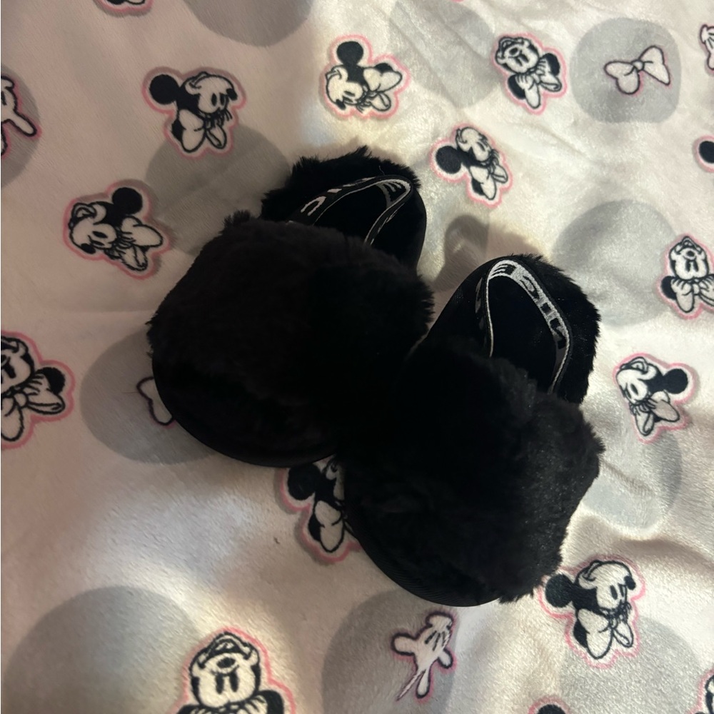 Súper cute baby sandals for sale !!!! Have then in pink/black I have size 3m/12